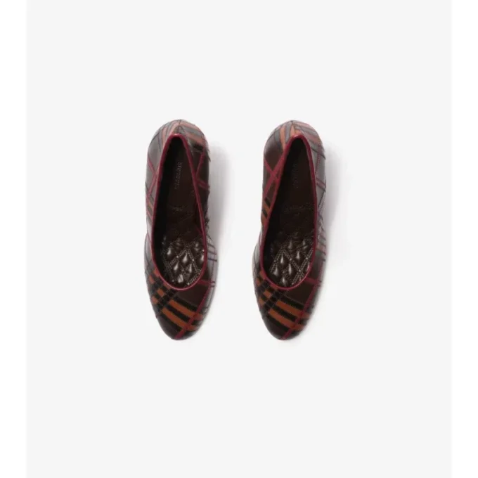 Zapatos de salón con adornos de cuero y estampado de cuadros Zapatos de salón con adornos de cuero y estampado de cuadros